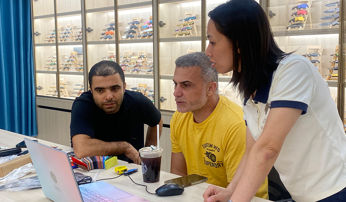 Overseas customers visited the factory on-site for an inspection and to negotiate cooperation.
